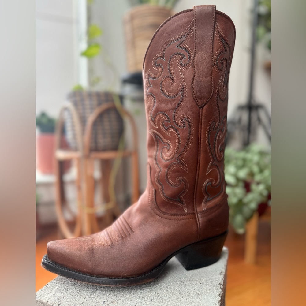 Cavender's leather snip toe boots, brown with light blue embroidery, Size 5